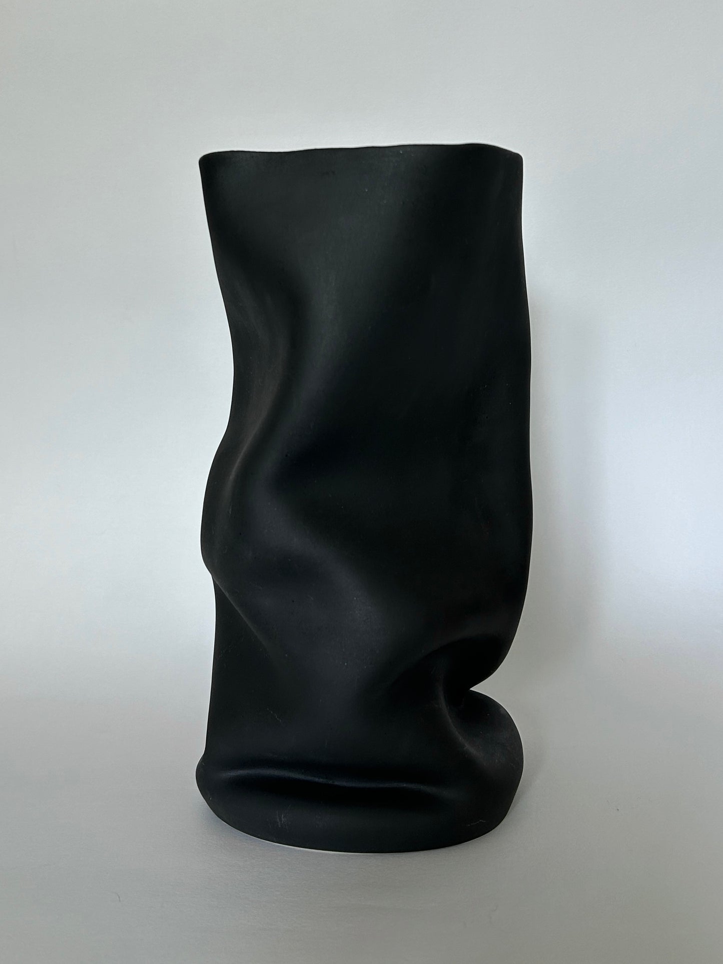 Wavy black velvet colletion, Porcelain vase