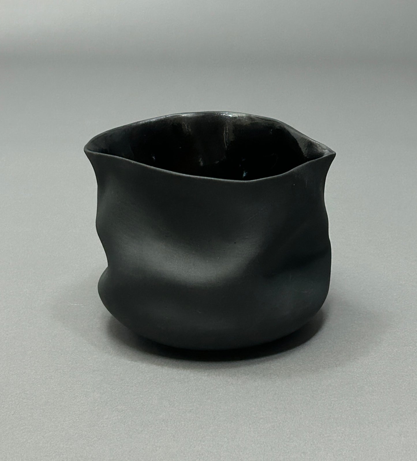 Wavy black porcelain dish